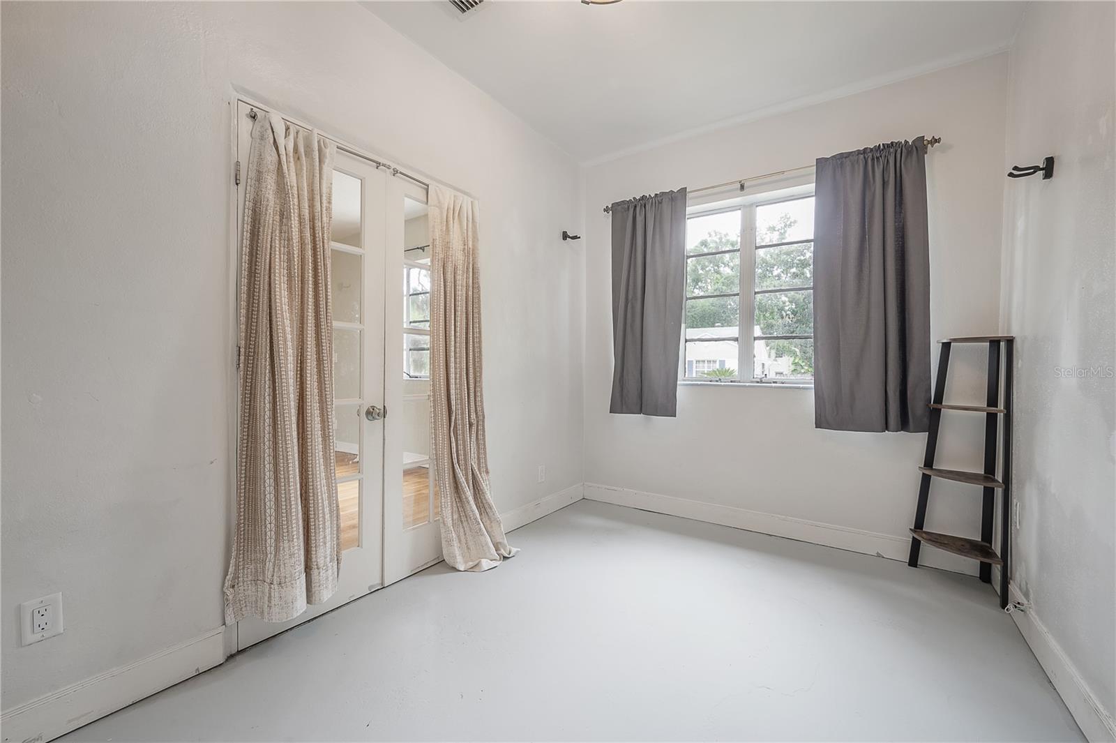 Image 11 of 36 For 325 Rio Vista Court