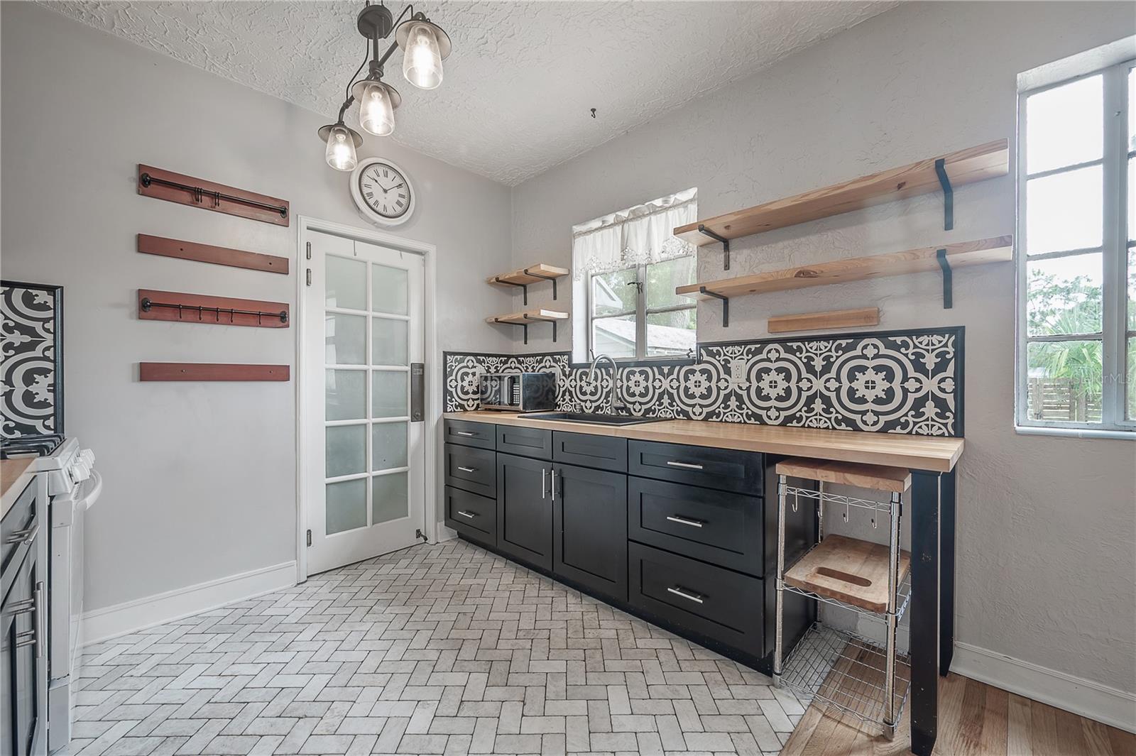 Image 17 of 36 For 325 Rio Vista Court