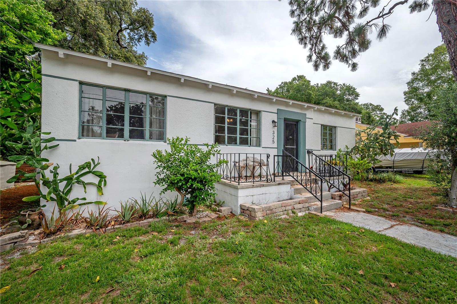 Image 4 of 36 For 325 Rio Vista Court