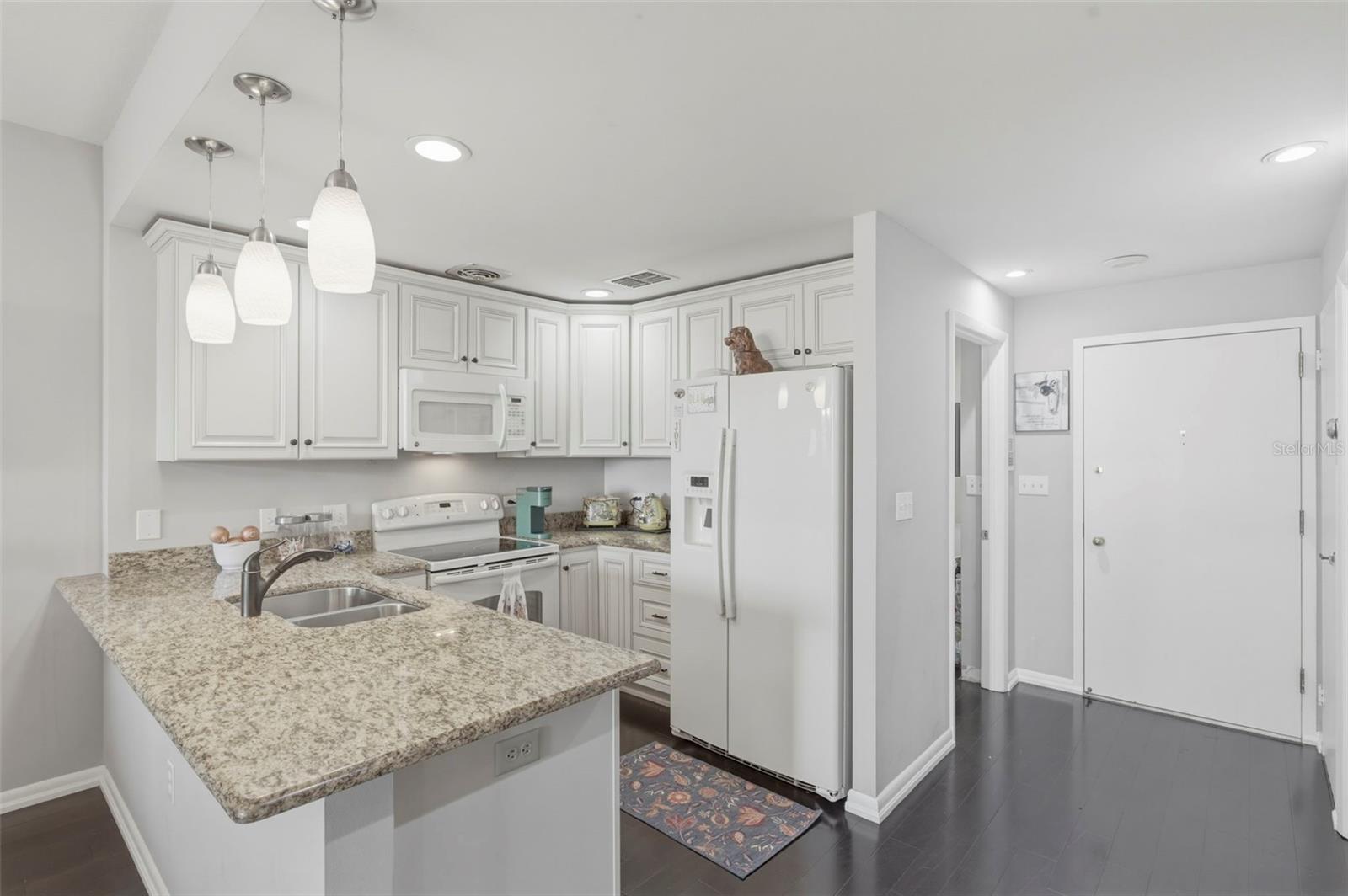 Listing photo id 8 for 1 Beach Drive Se 1109