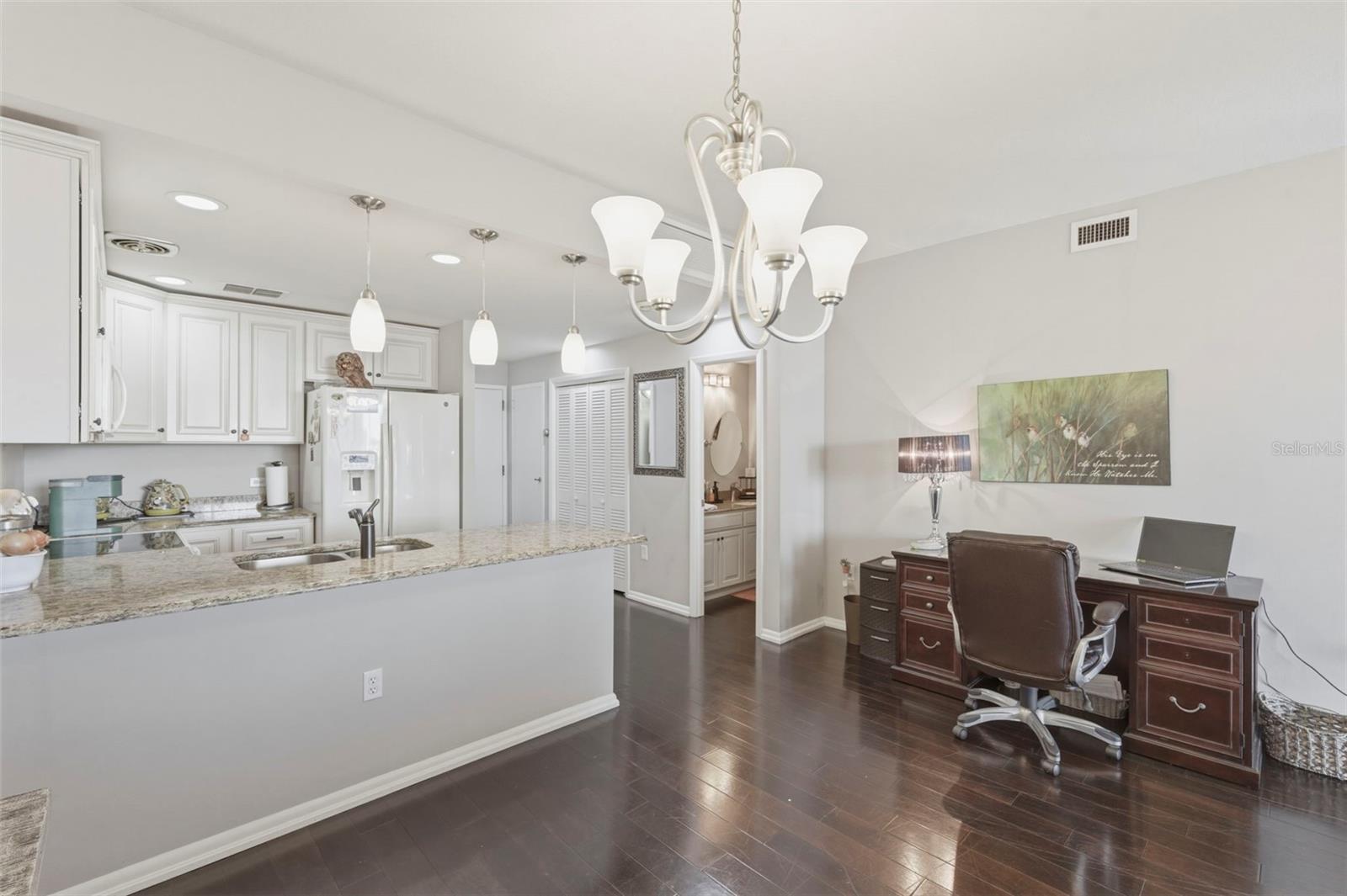 Listing photo id 12 for 1 Beach Drive Se 1109