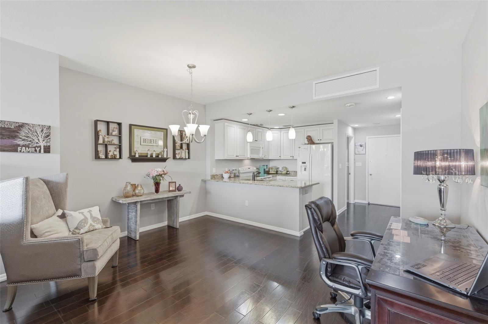 Listing photo id 13 for 1 Beach Drive Se 1109