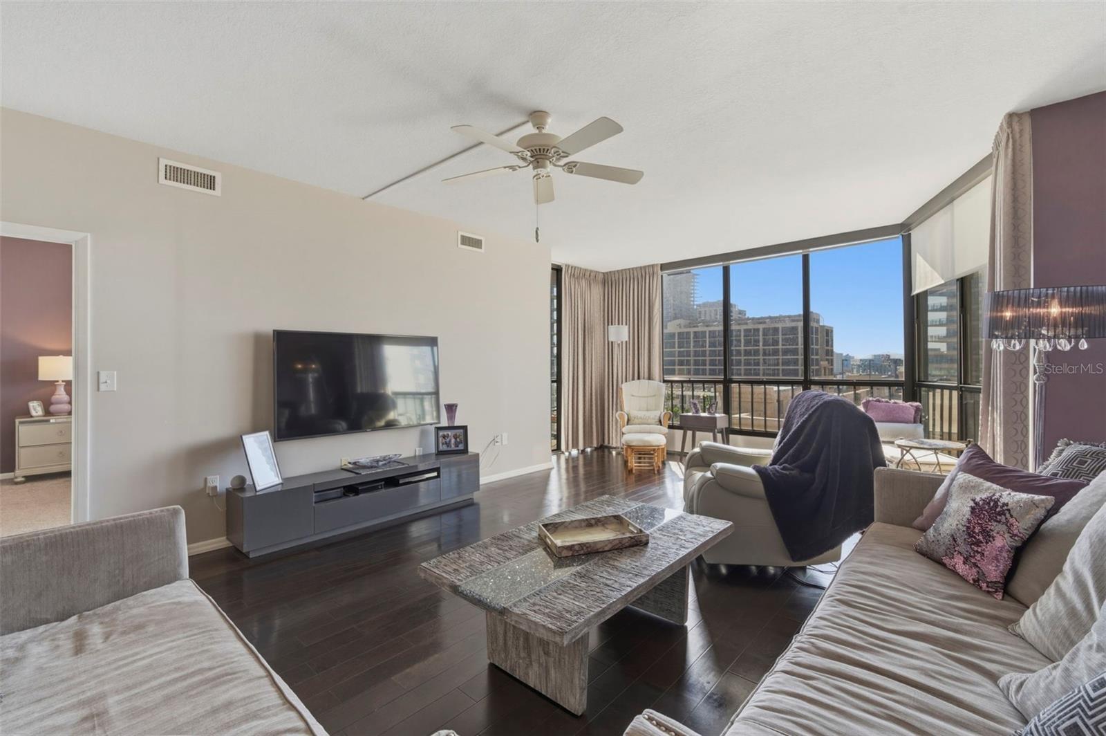 Listing photo id 15 for 1 Beach Drive Se 1109