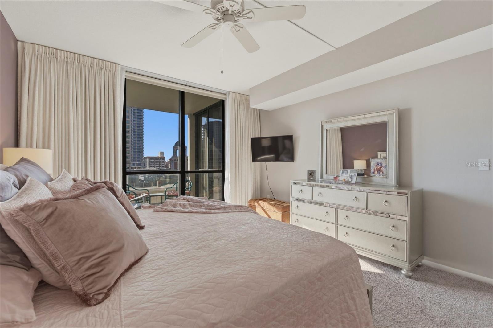 Listing photo id 20 for 1 Beach Drive Se 1109