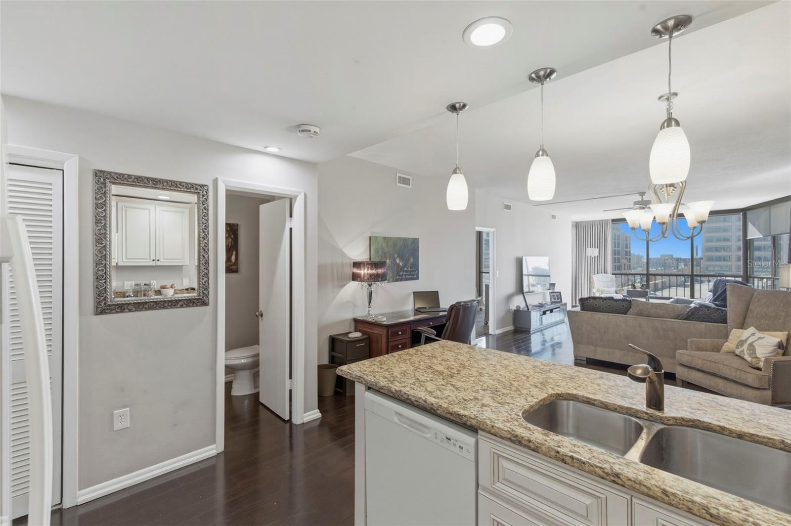 Listing photo id 3 for 1 Beach Drive Se 1109