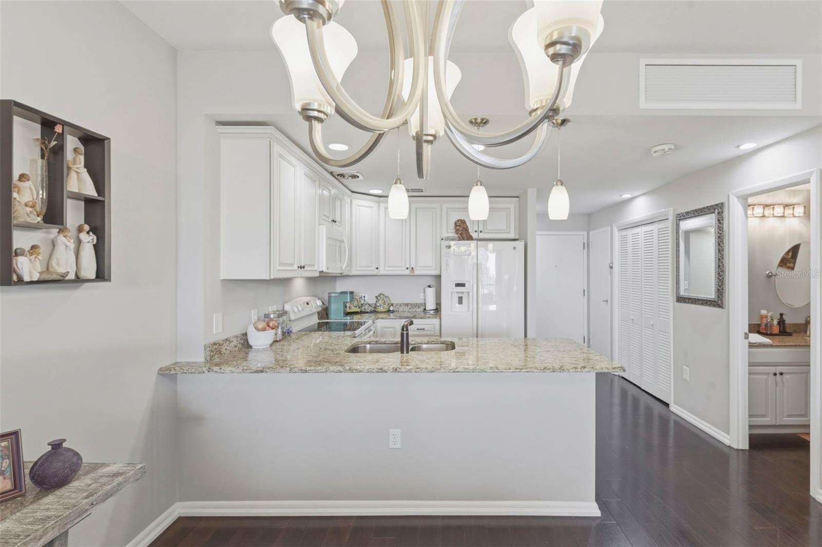 Listing photo id 6 for 1 Beach Drive Se 1109