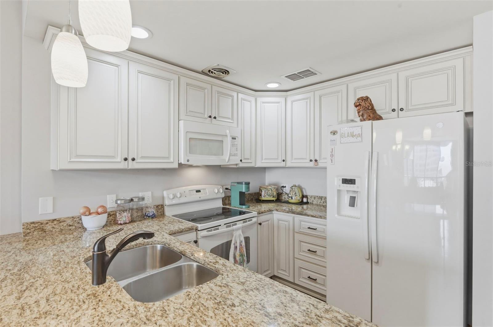 Listing photo id 7 for 1 Beach Drive Se 1109