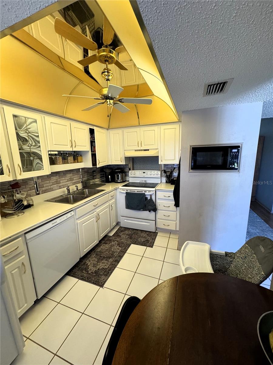 Image 11 of 16 For 1753 Belleair Forest Drive D7