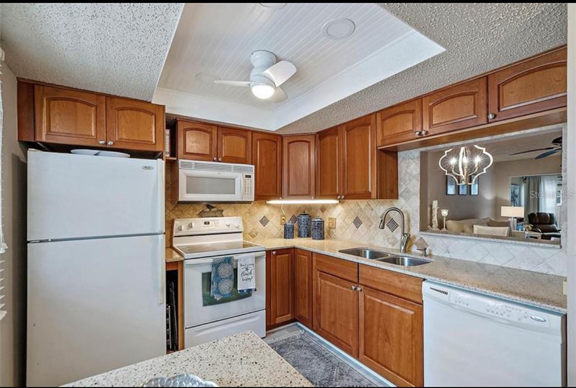 Image 3 of 27 For 920 Virginia Street 303