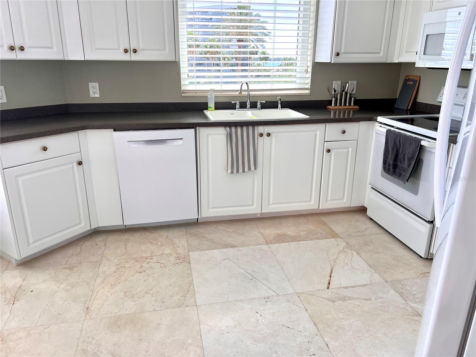 Image 44 of 88 For 1180 Gulf Boulevard 306