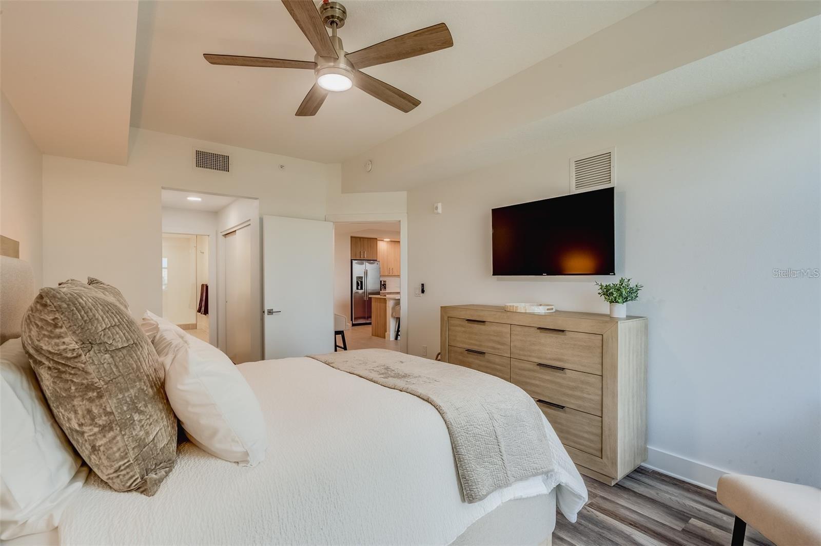 Image 15 of 48 For 415 Island Way  311