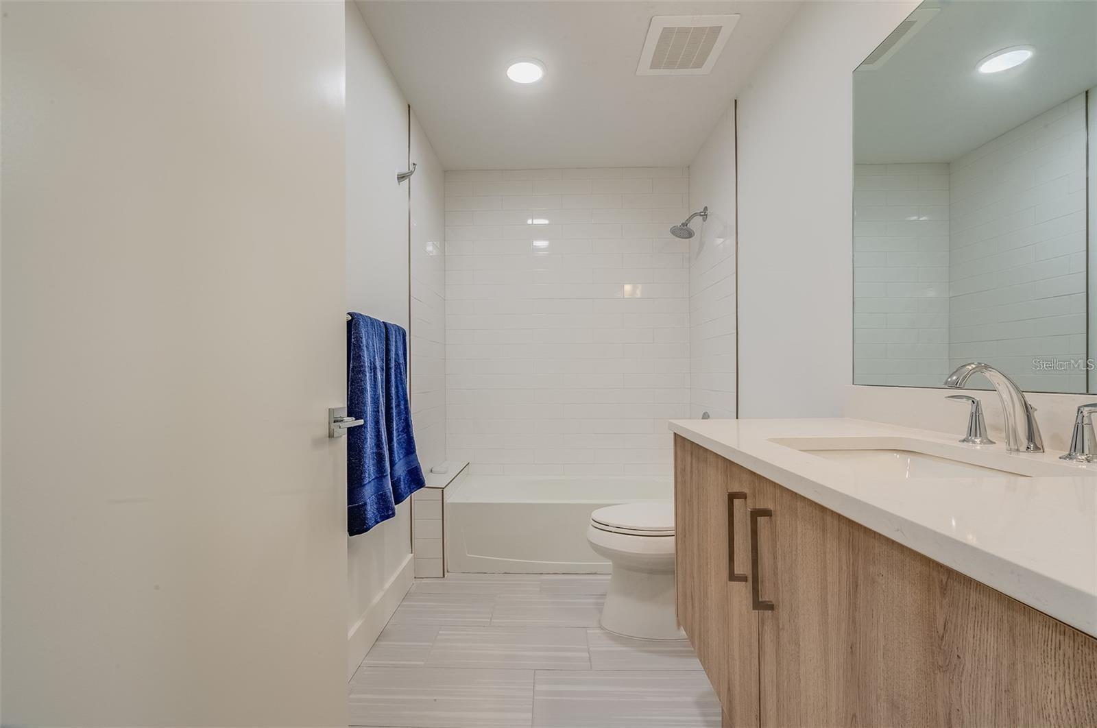 Image 25 of 48 For 415 Island Way  311