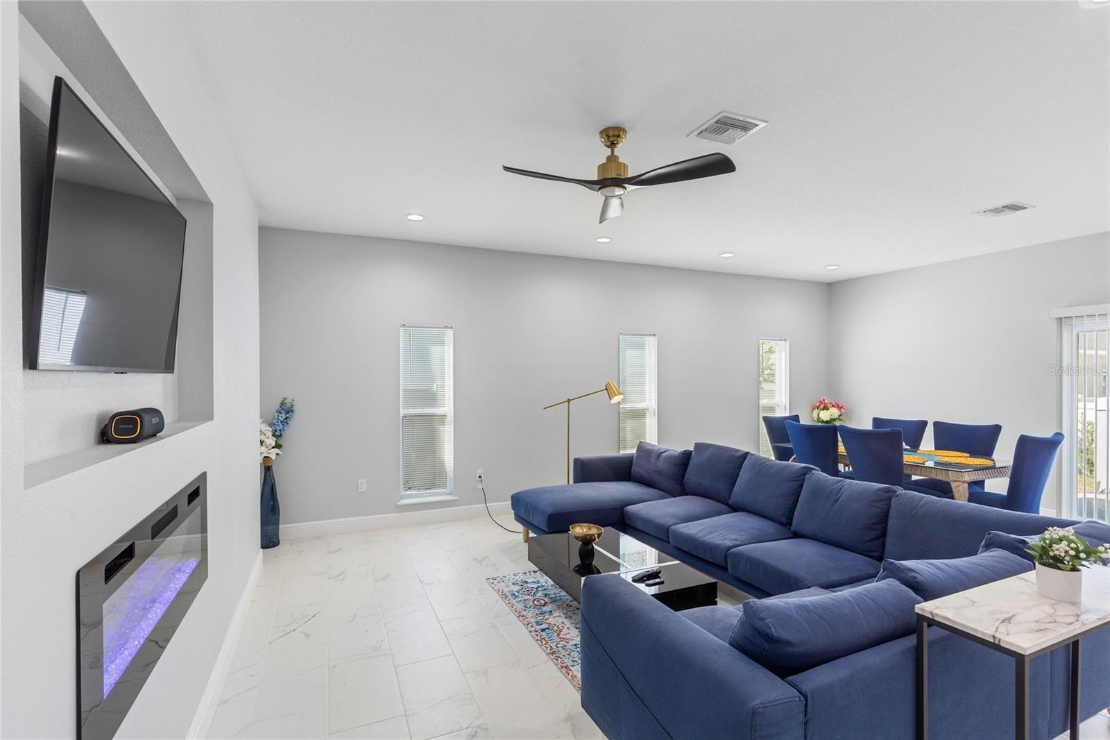 Listing photo id 8 for 302 Archimedes Street