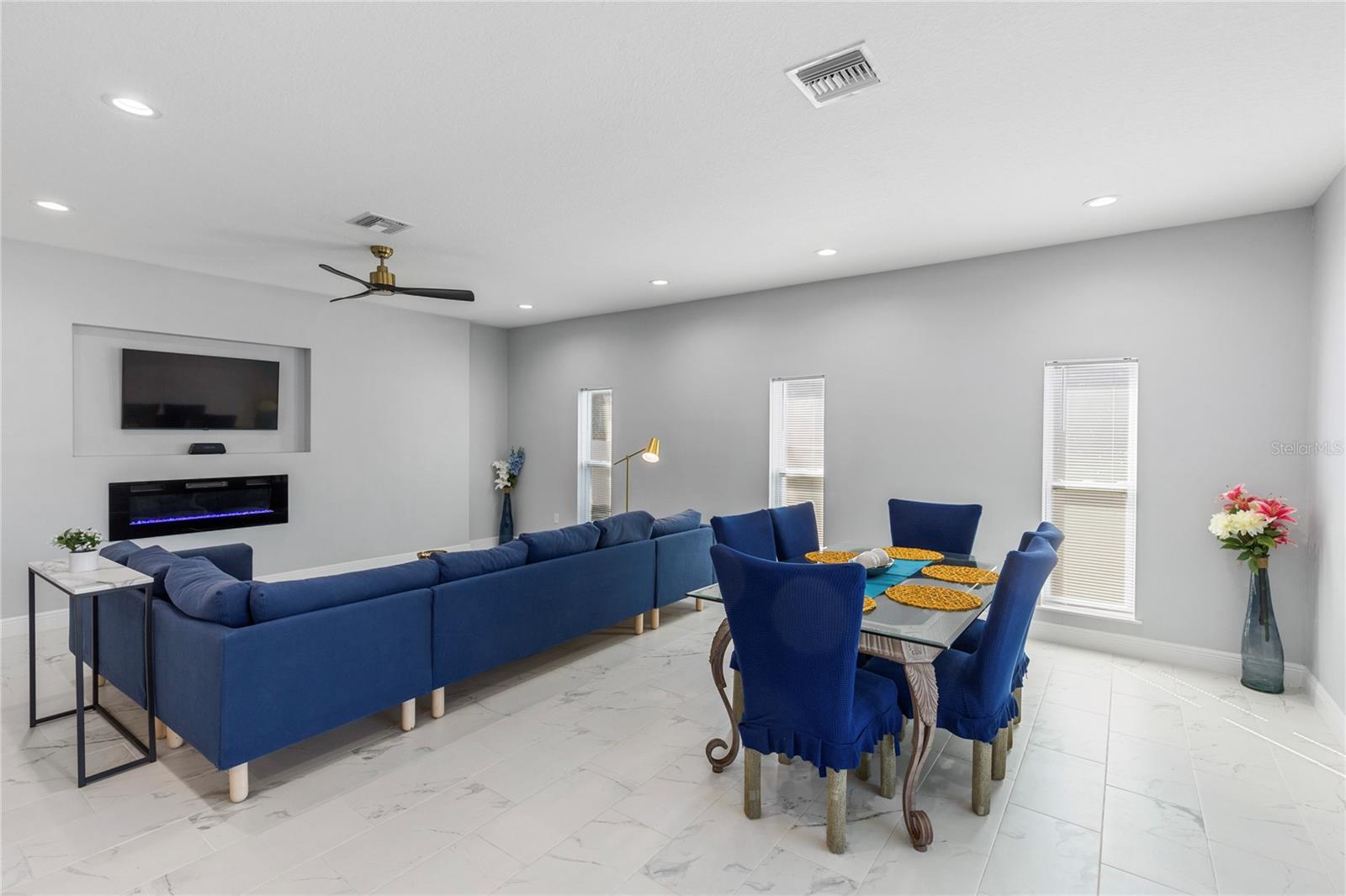 Listing photo id 9 for 302 Archimedes Street