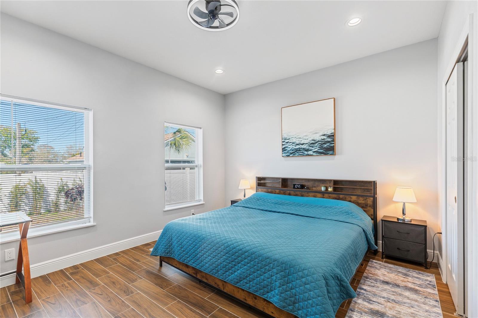 Listing photo id 10 for 302 Archimedes Street