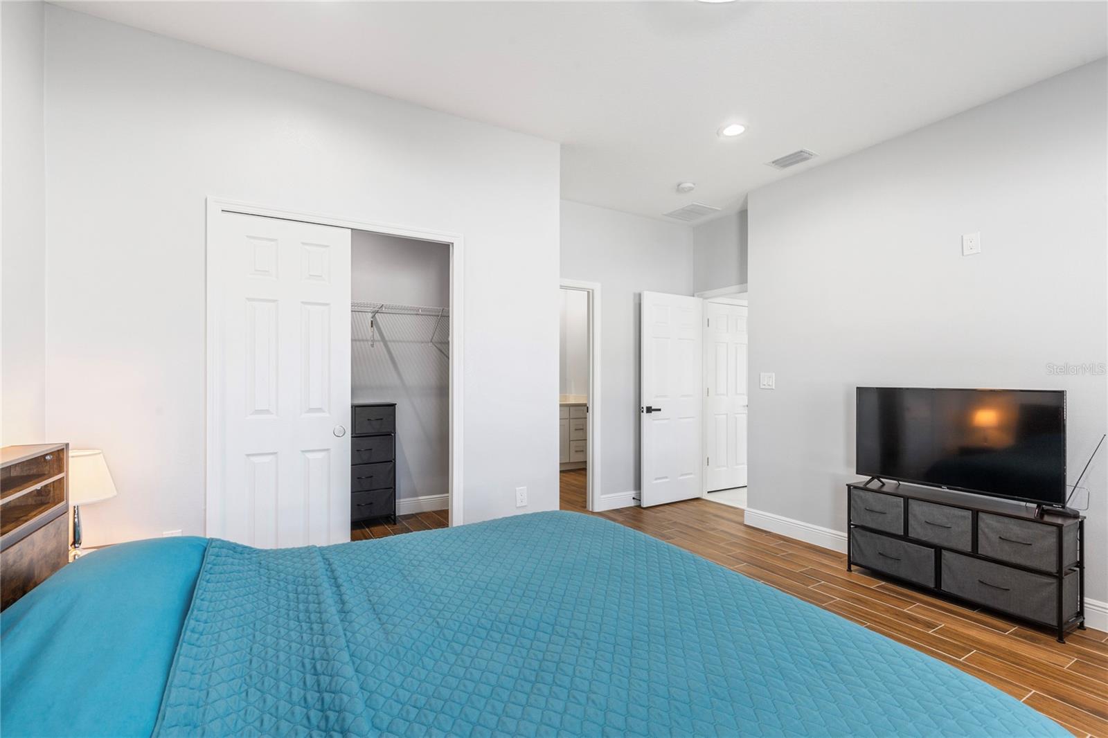 Listing photo id 12 for 302 Archimedes Street