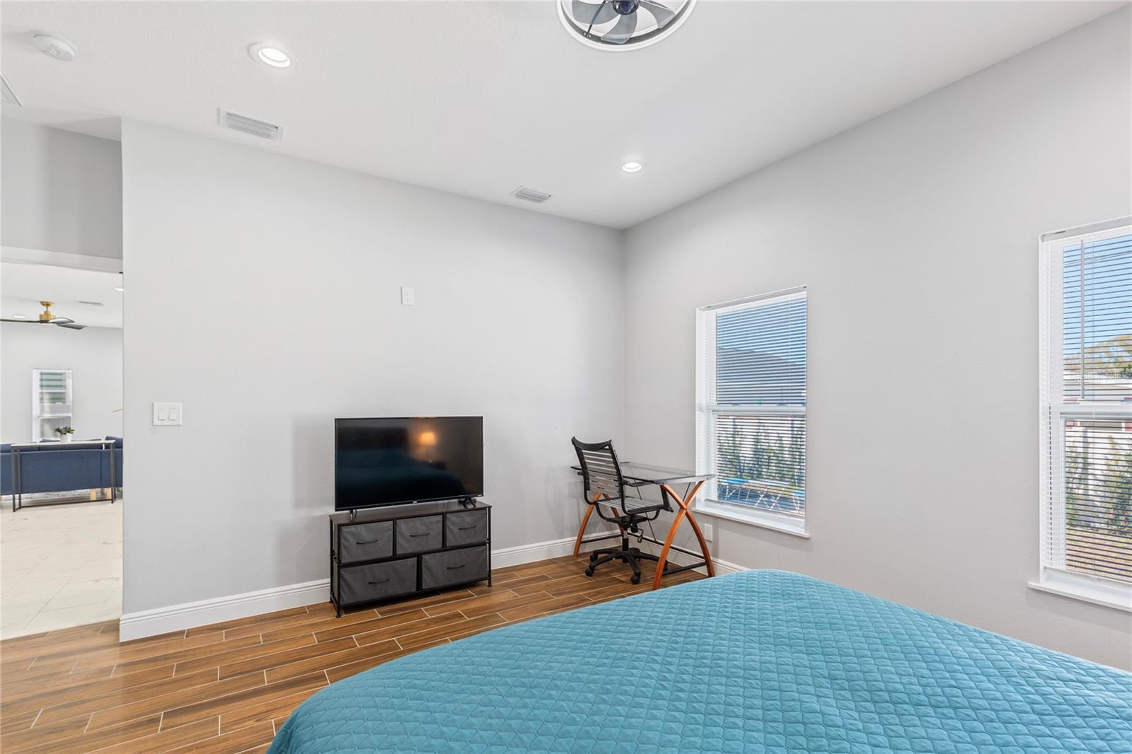 Listing photo id 13 for 302 Archimedes Street