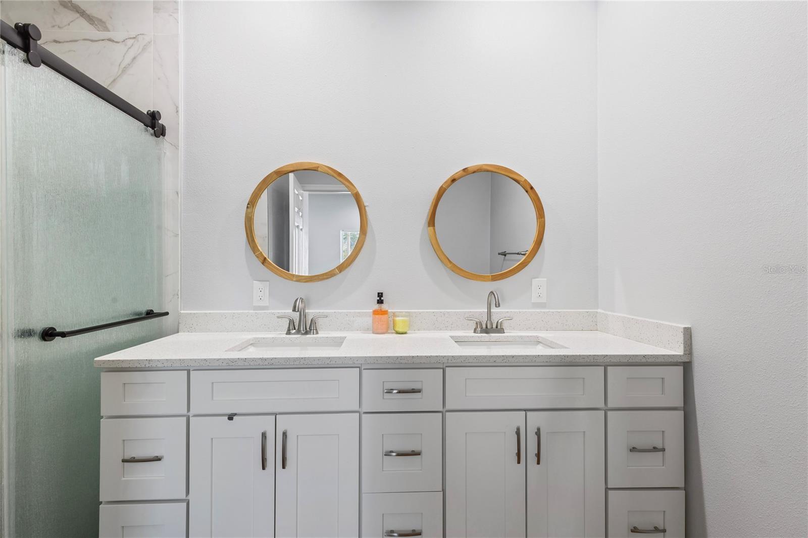 Listing photo id 16 for 302 Archimedes Street