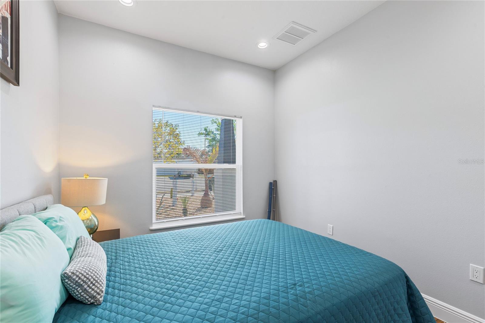 Listing photo id 19 for 302 Archimedes Street