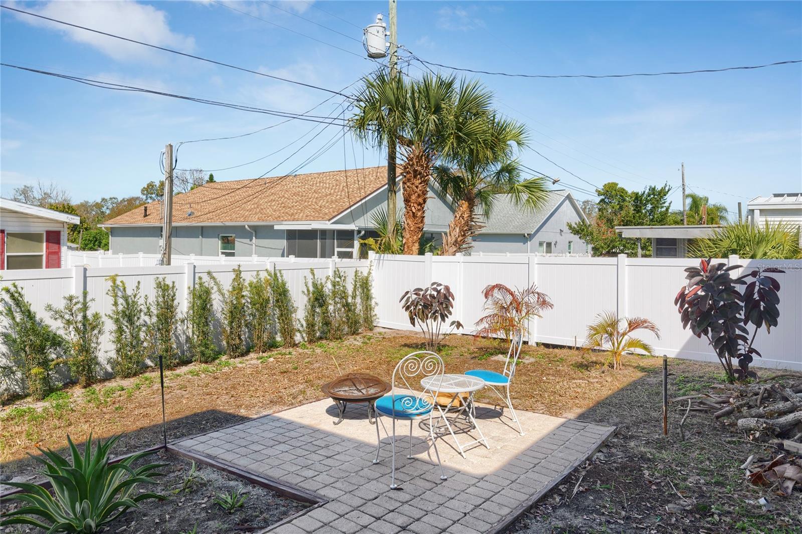 Listing photo id 26 for 302 Archimedes Street