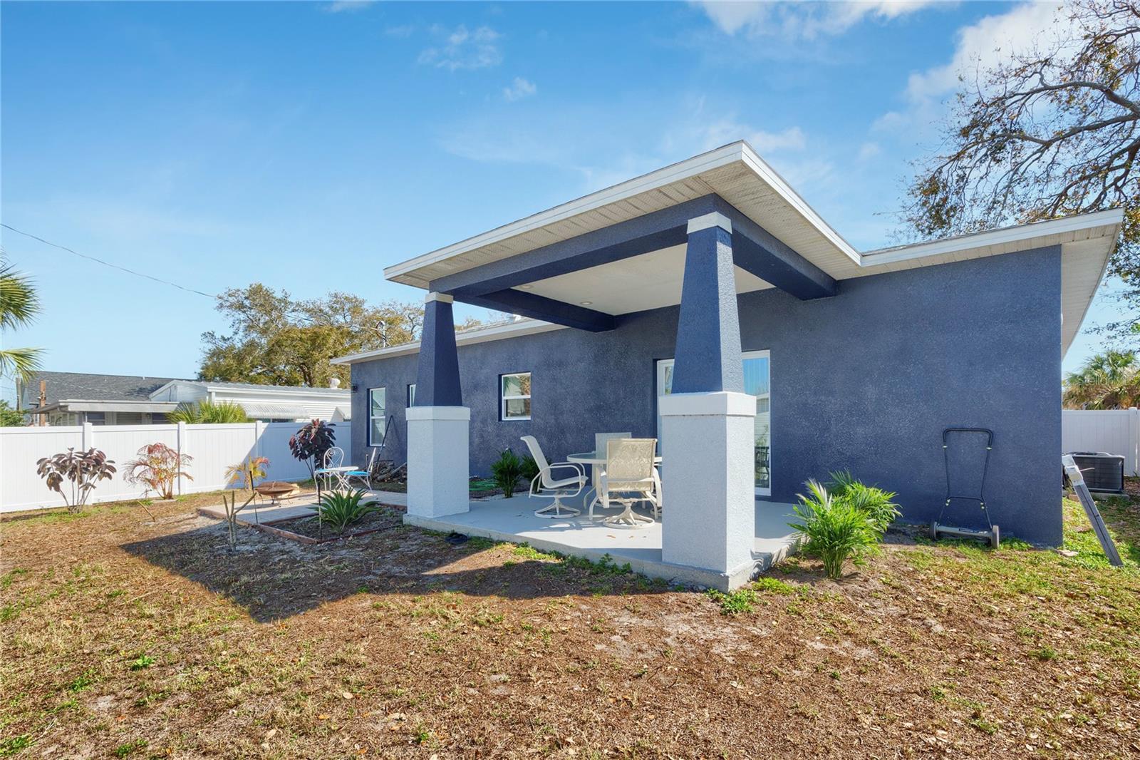 Listing photo id 27 for 302 Archimedes Street