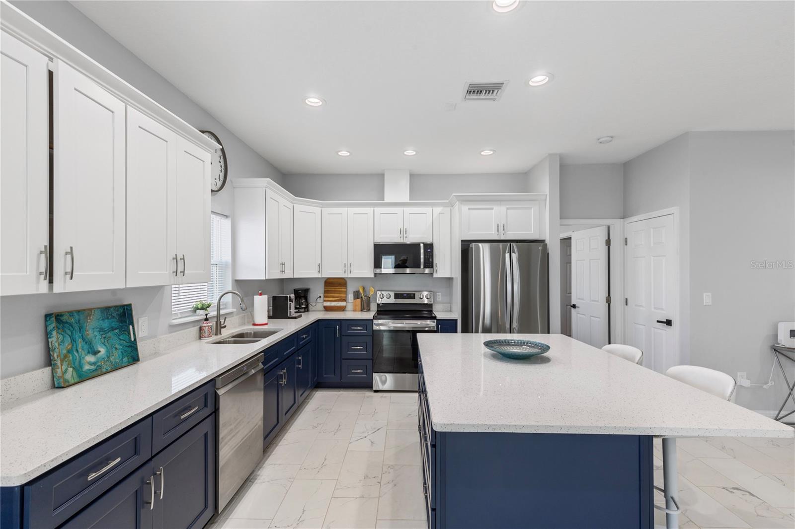 Listing photo id 2 for 302 Archimedes Street