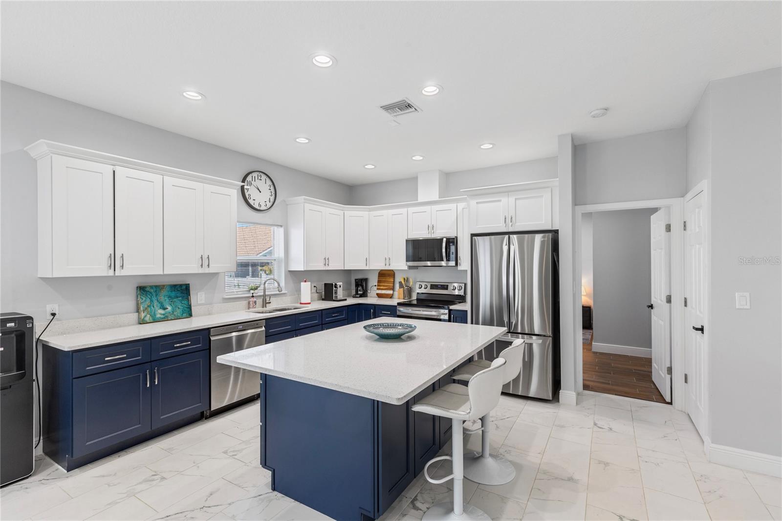 Listing photo id 3 for 302 Archimedes Street