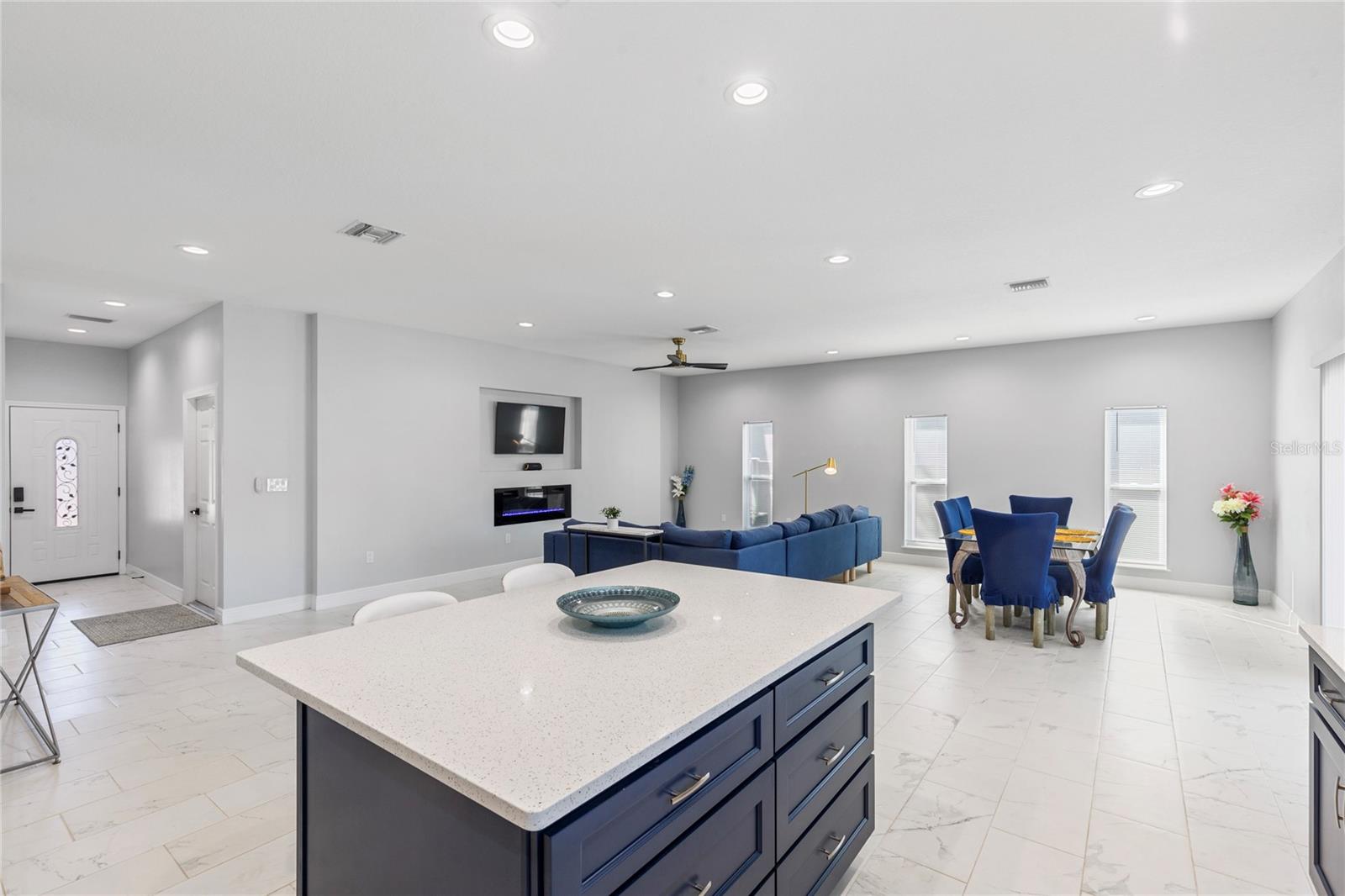 Listing photo id 5 for 302 Archimedes Street