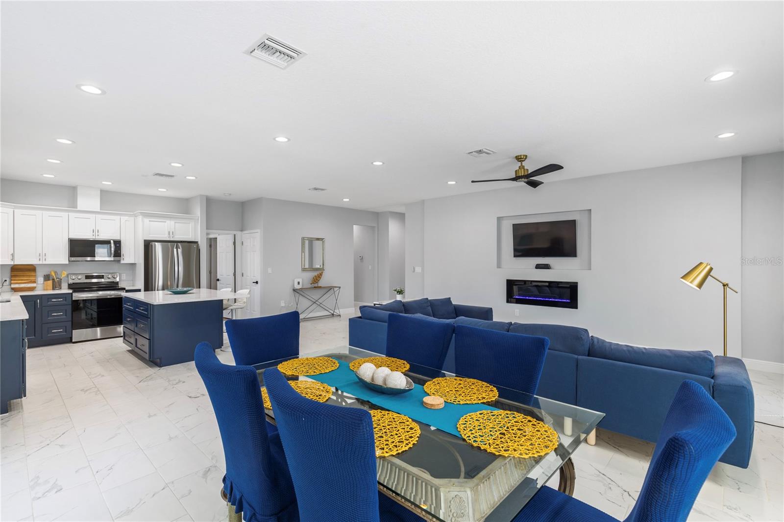 Listing photo id 7 for 302 Archimedes Street