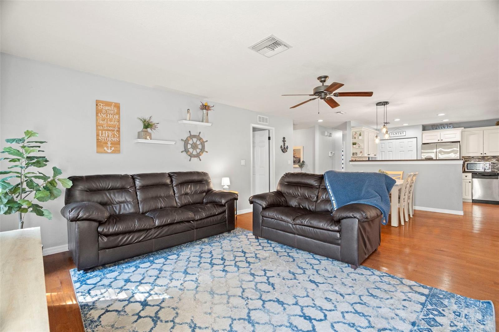 Listing photo id 9 for 2397 Orangehill Avenue