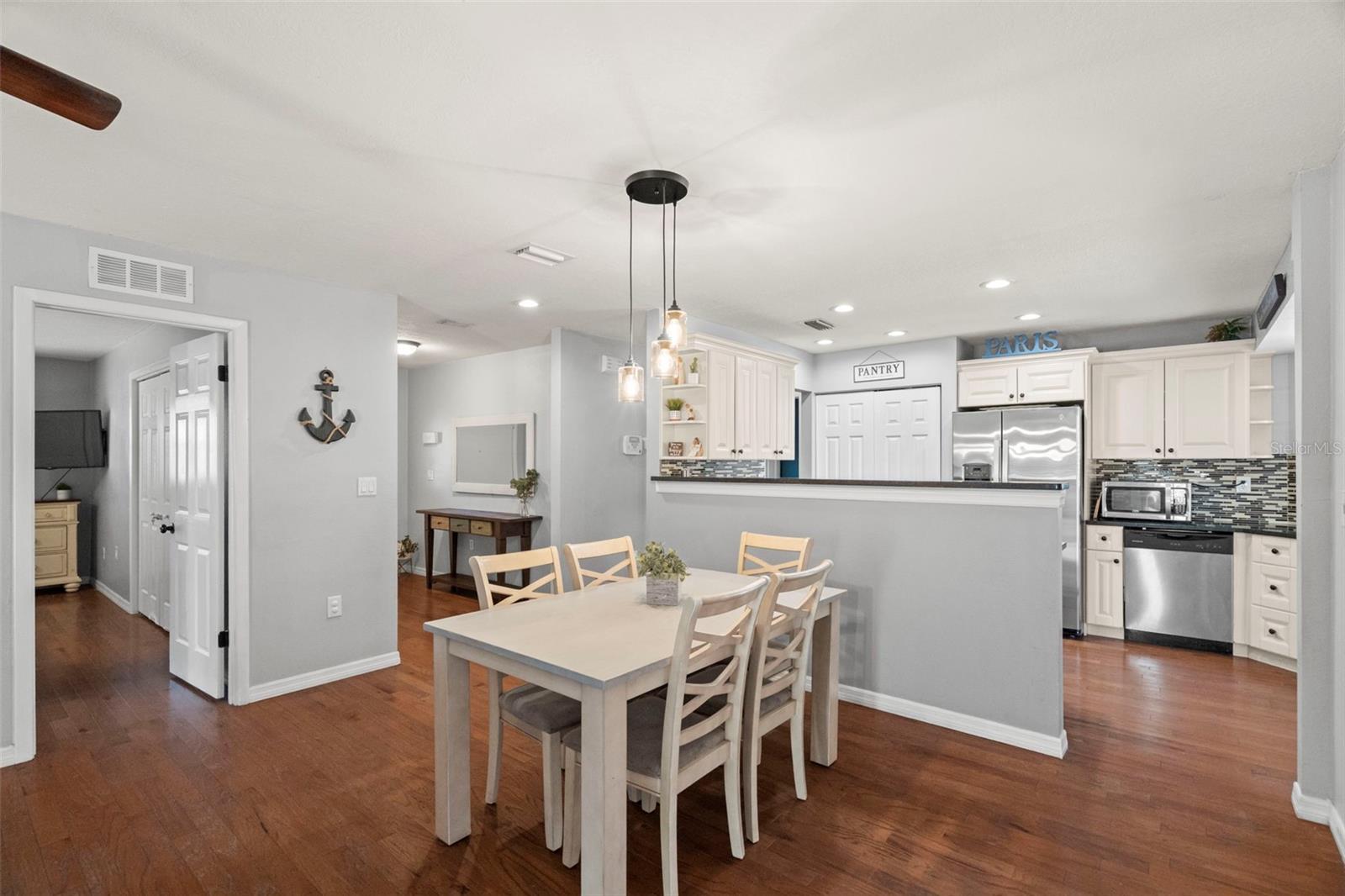 Listing photo id 10 for 2397 Orangehill Avenue