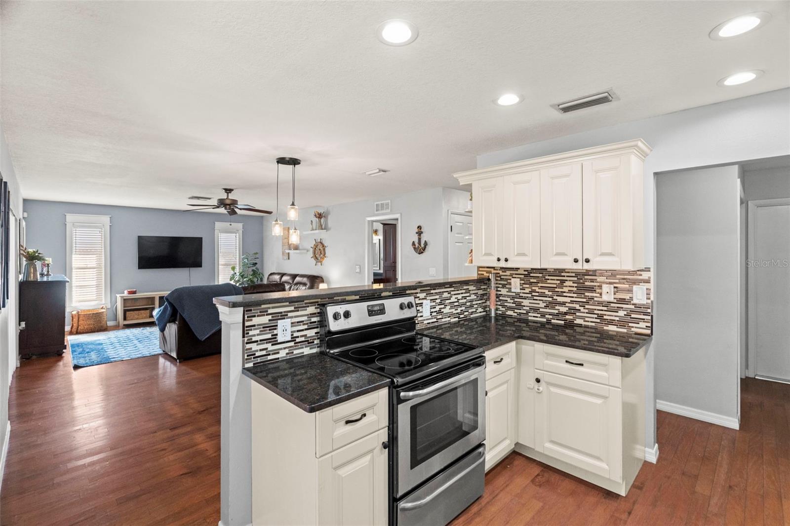 Listing photo id 11 for 2397 Orangehill Avenue