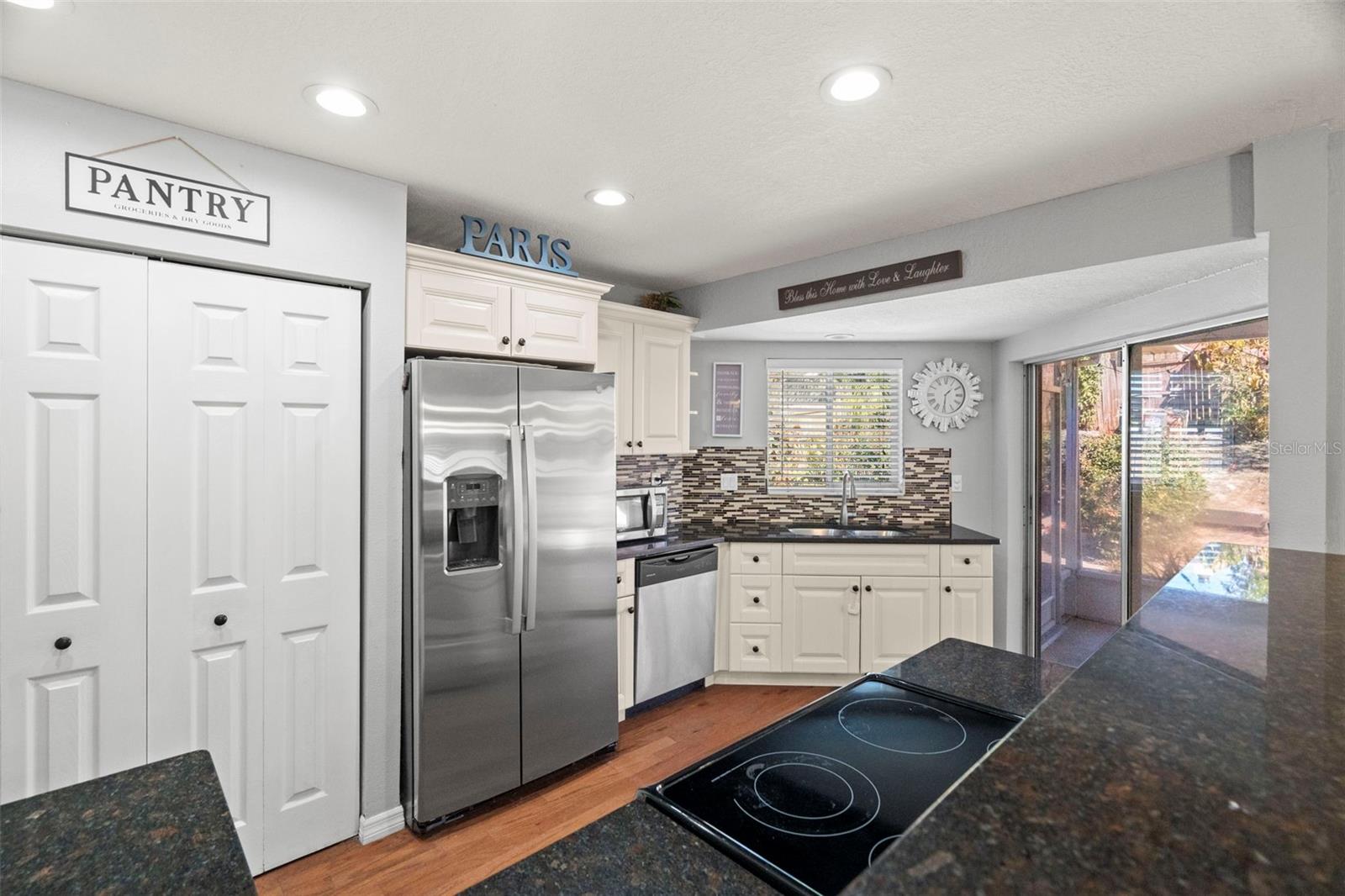 Listing photo id 14 for 2397 Orangehill Avenue