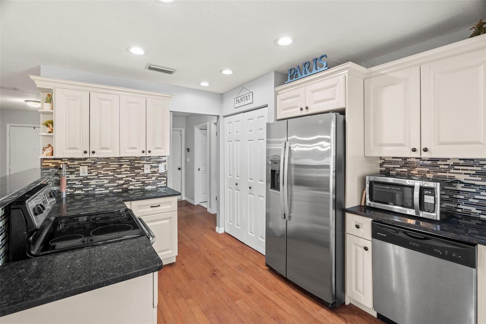 Listing photo id 15 for 2397 Orangehill Avenue