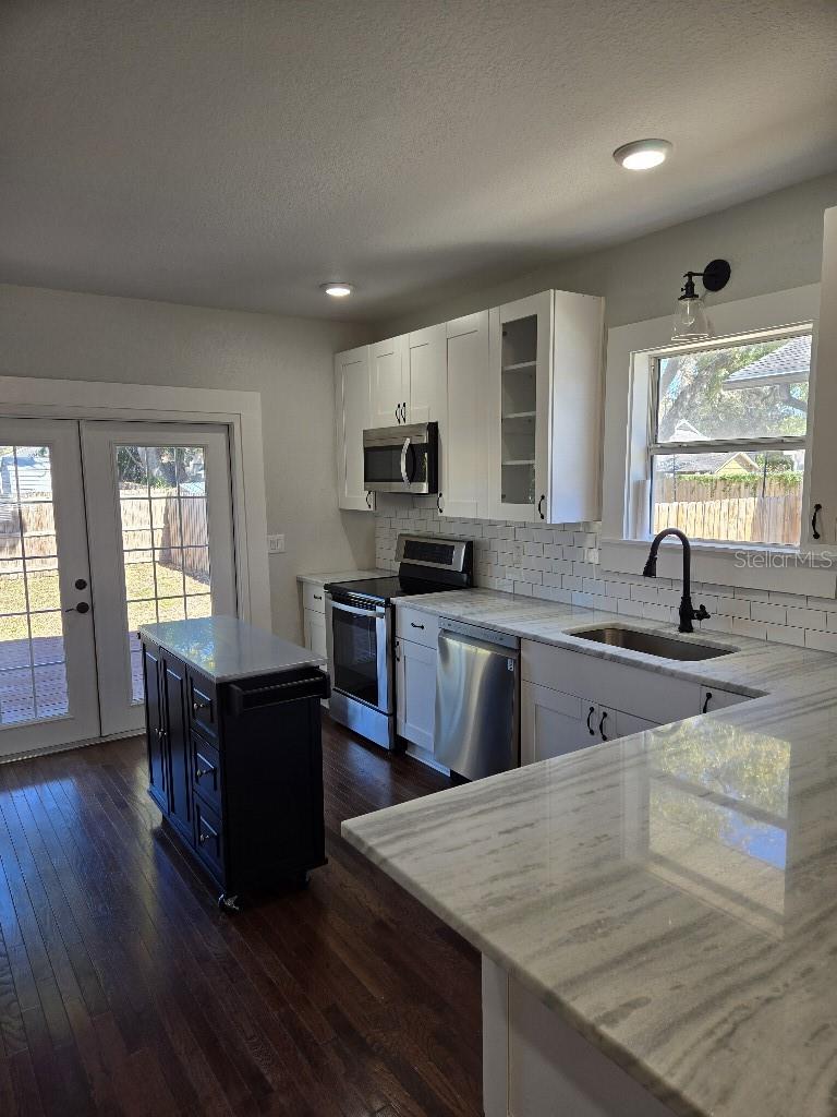 Listing photo id 2 for 211 Alva Street