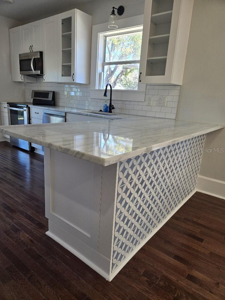 Listing photo id 3 for 211 Alva Street