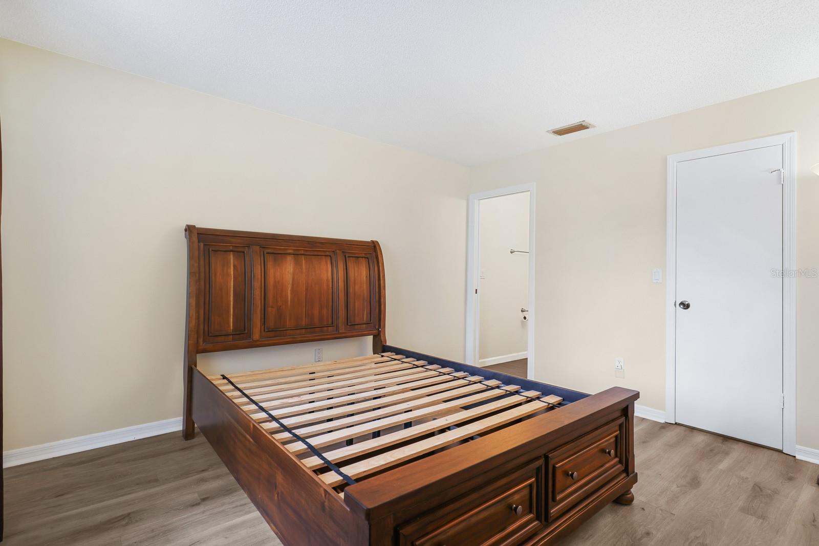 Listing photo id 8 for 2003 Hadrian Court