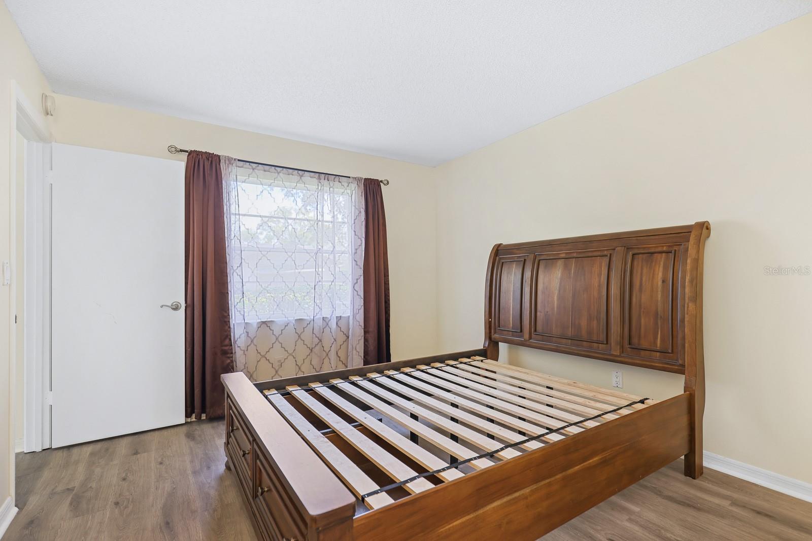 Listing photo id 10 for 2003 Hadrian Court