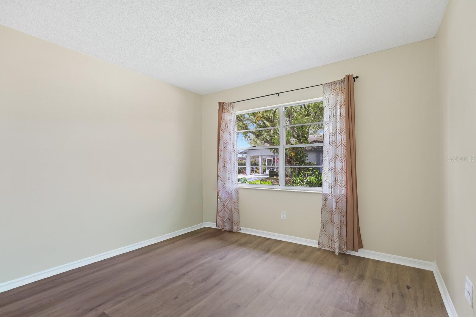 Listing photo id 12 for 2003 Hadrian Court