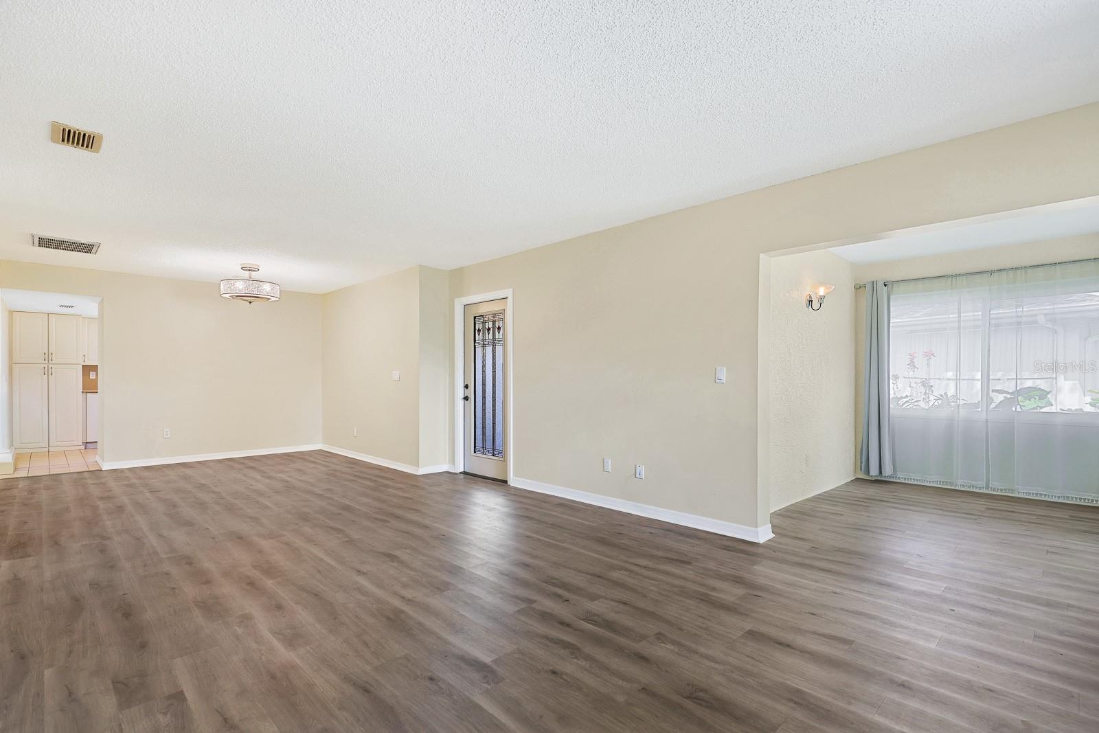 Listing photo id 3 for 2003 Hadrian Court