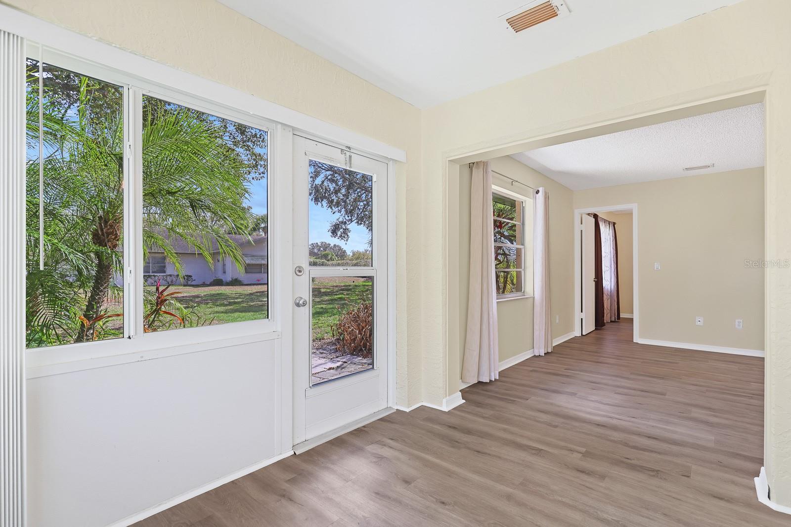 Listing photo id 5 for 2003 Hadrian Court