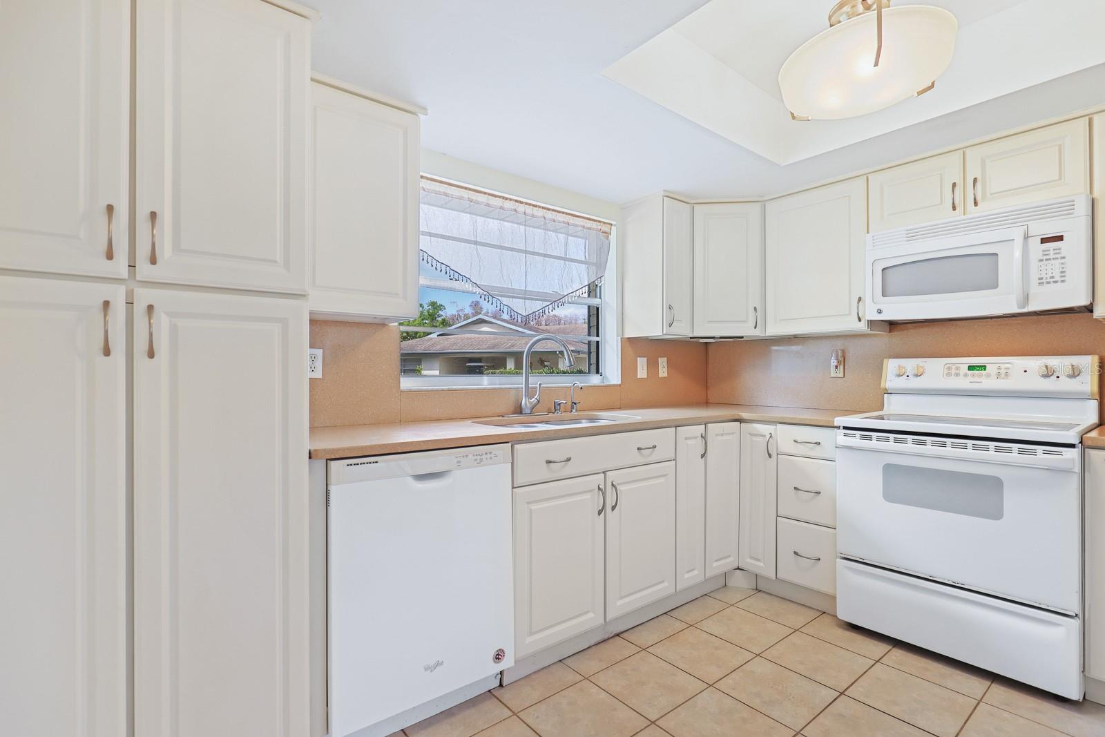 Listing photo id 6 for 2003 Hadrian Court