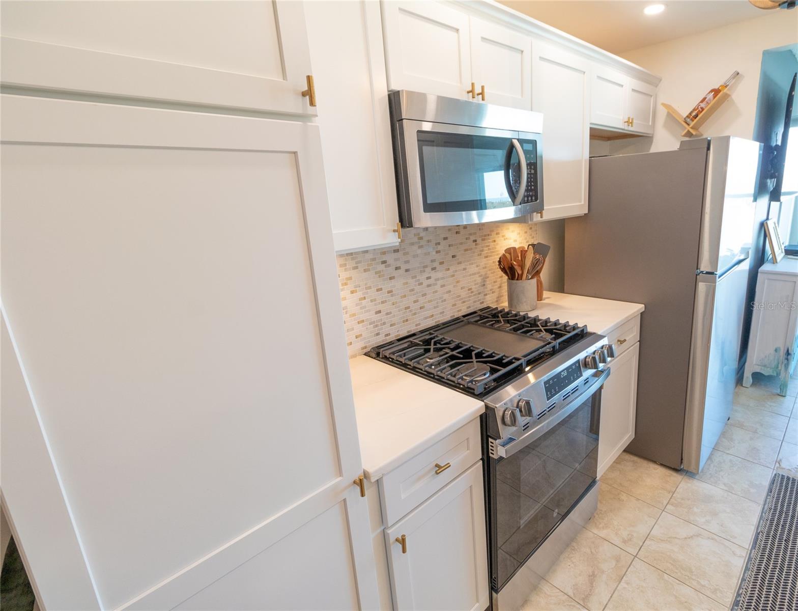 Listing photo id 8 for 6075 Shore Boulevard S 606