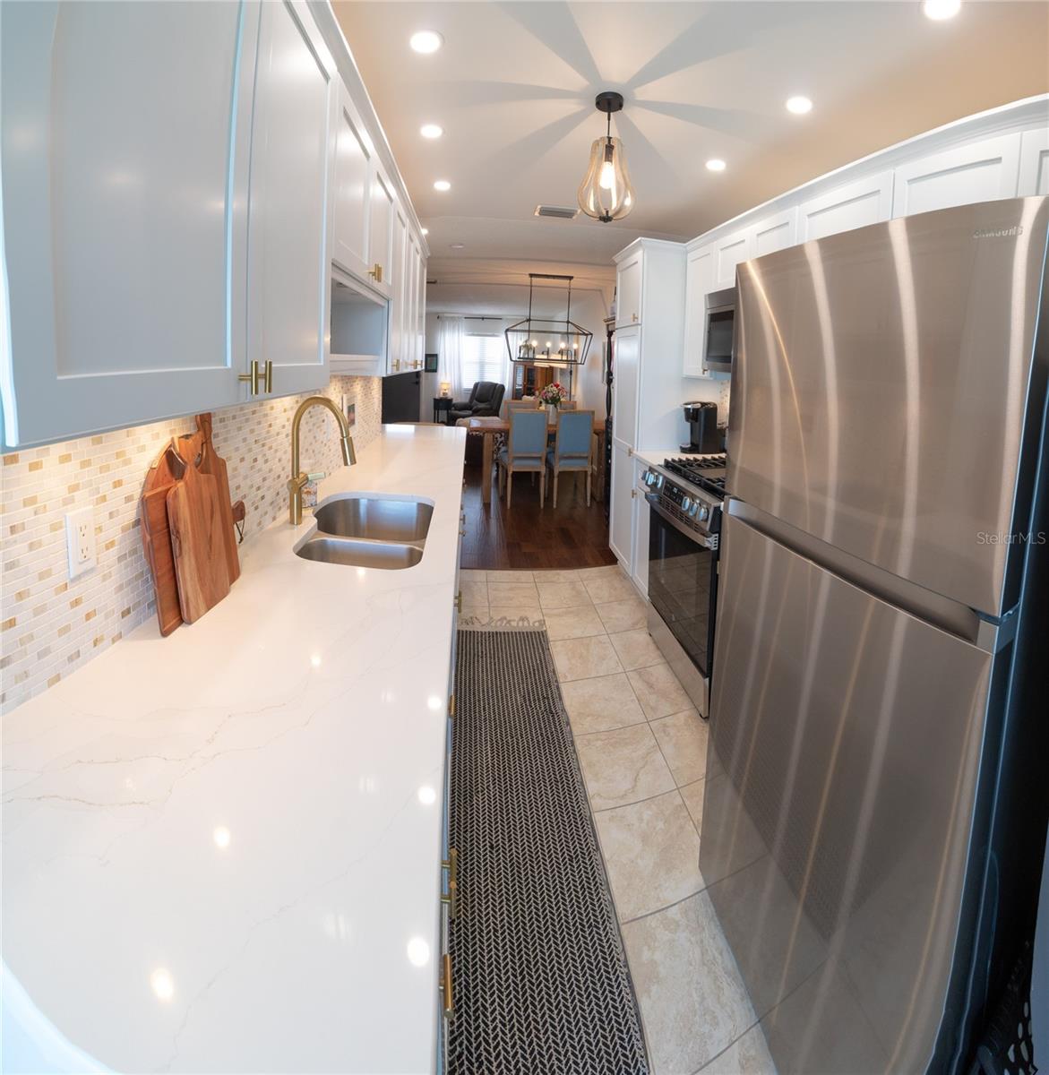 Listing photo id 9 for 6075 Shore Boulevard S 606