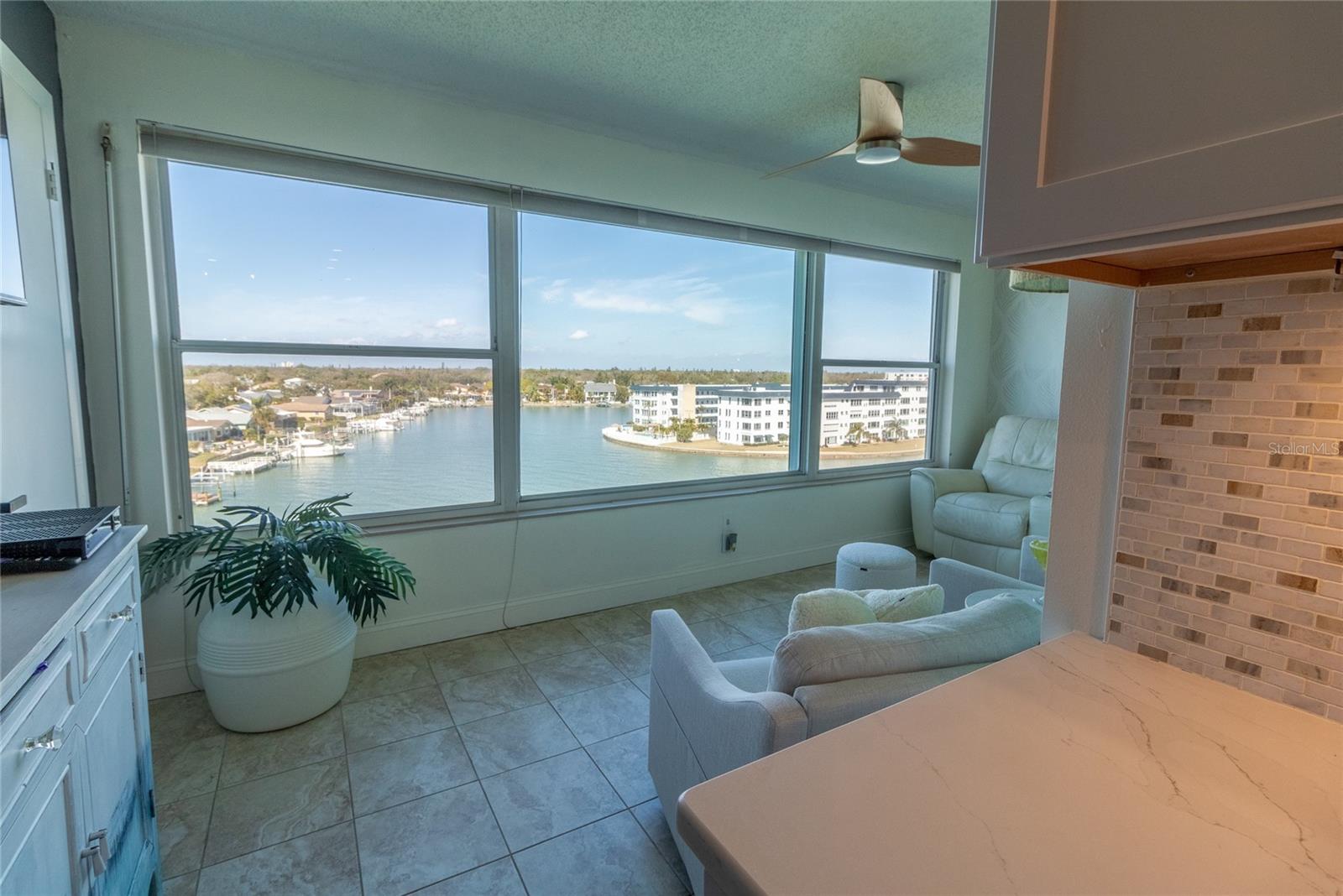 Listing photo id 11 for 6075 Shore Boulevard S 606