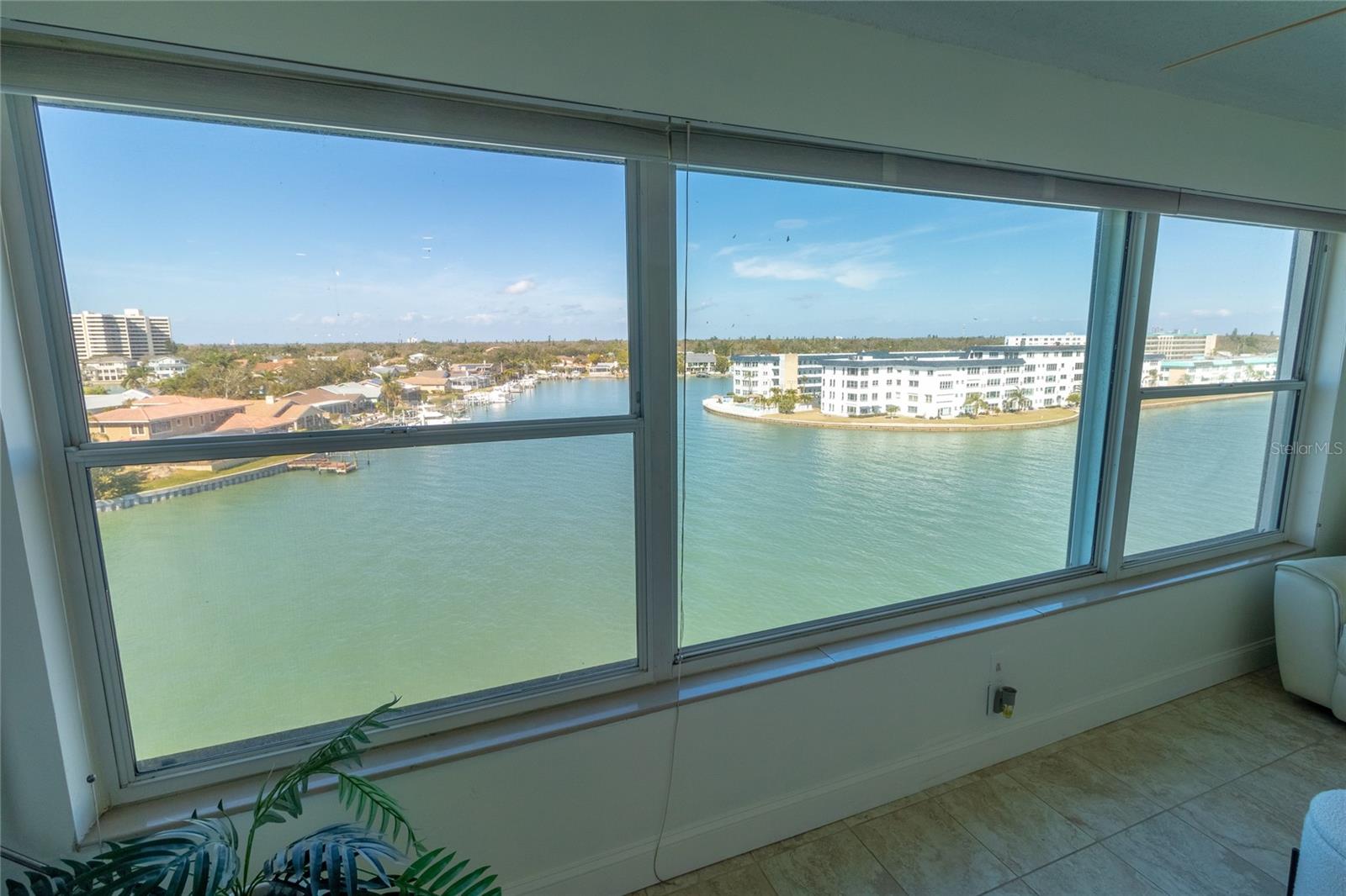 Listing photo id 13 for 6075 Shore Boulevard S 606