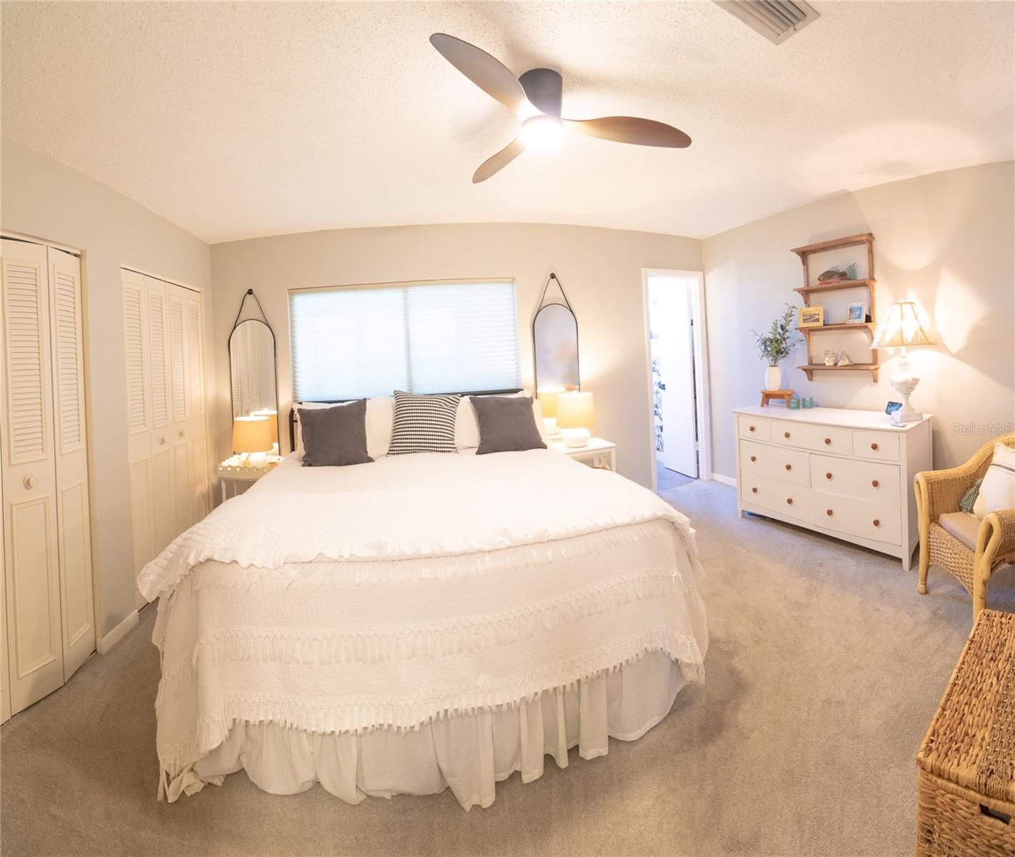 Listing photo id 18 for 6075 Shore Boulevard S 606