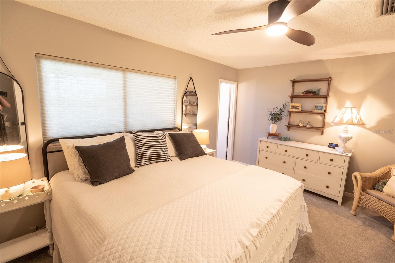 Listing photo id 20 for 6075 Shore Boulevard S 606