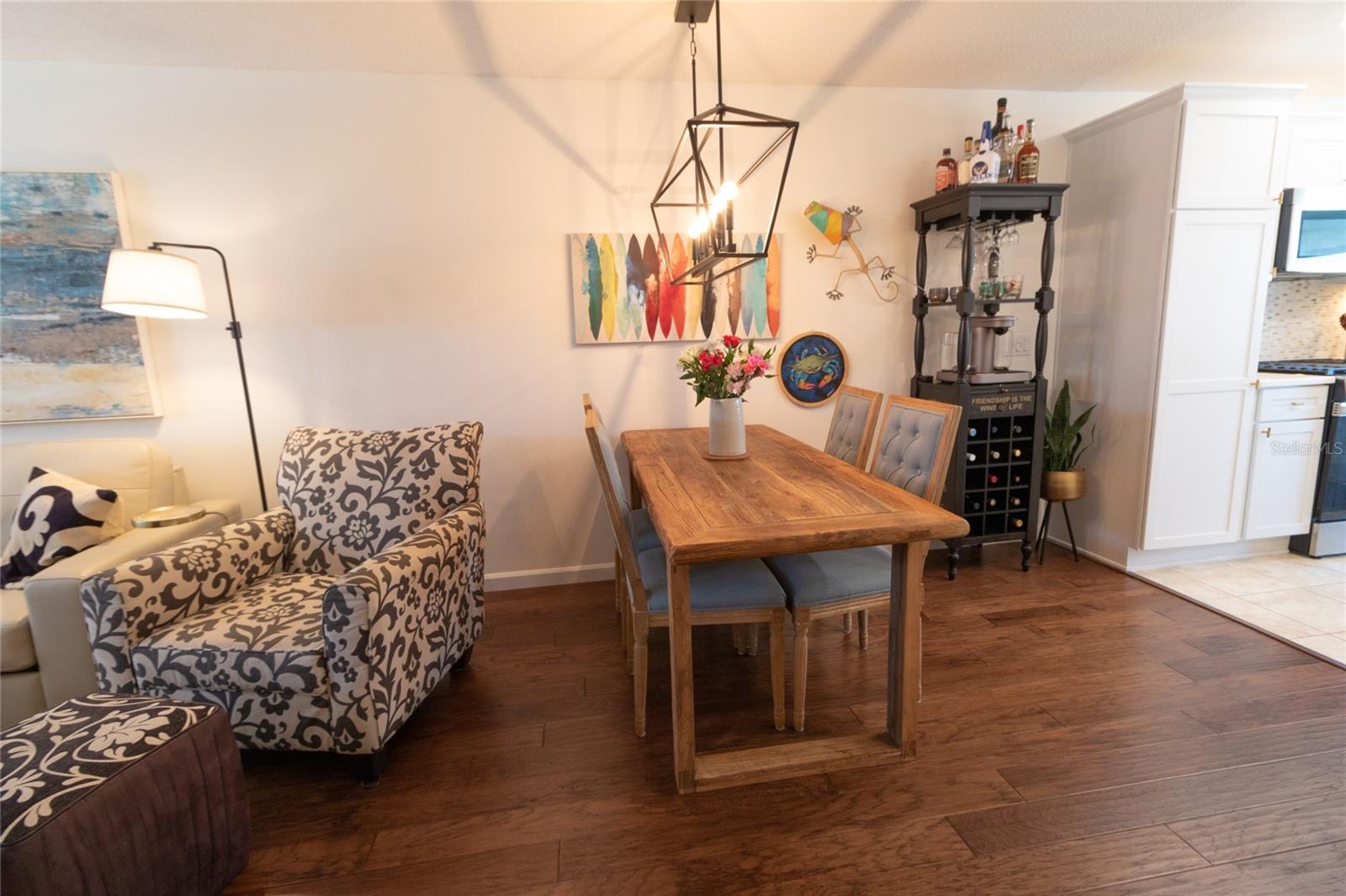 Listing photo id 4 for 6075 Shore Boulevard S 606