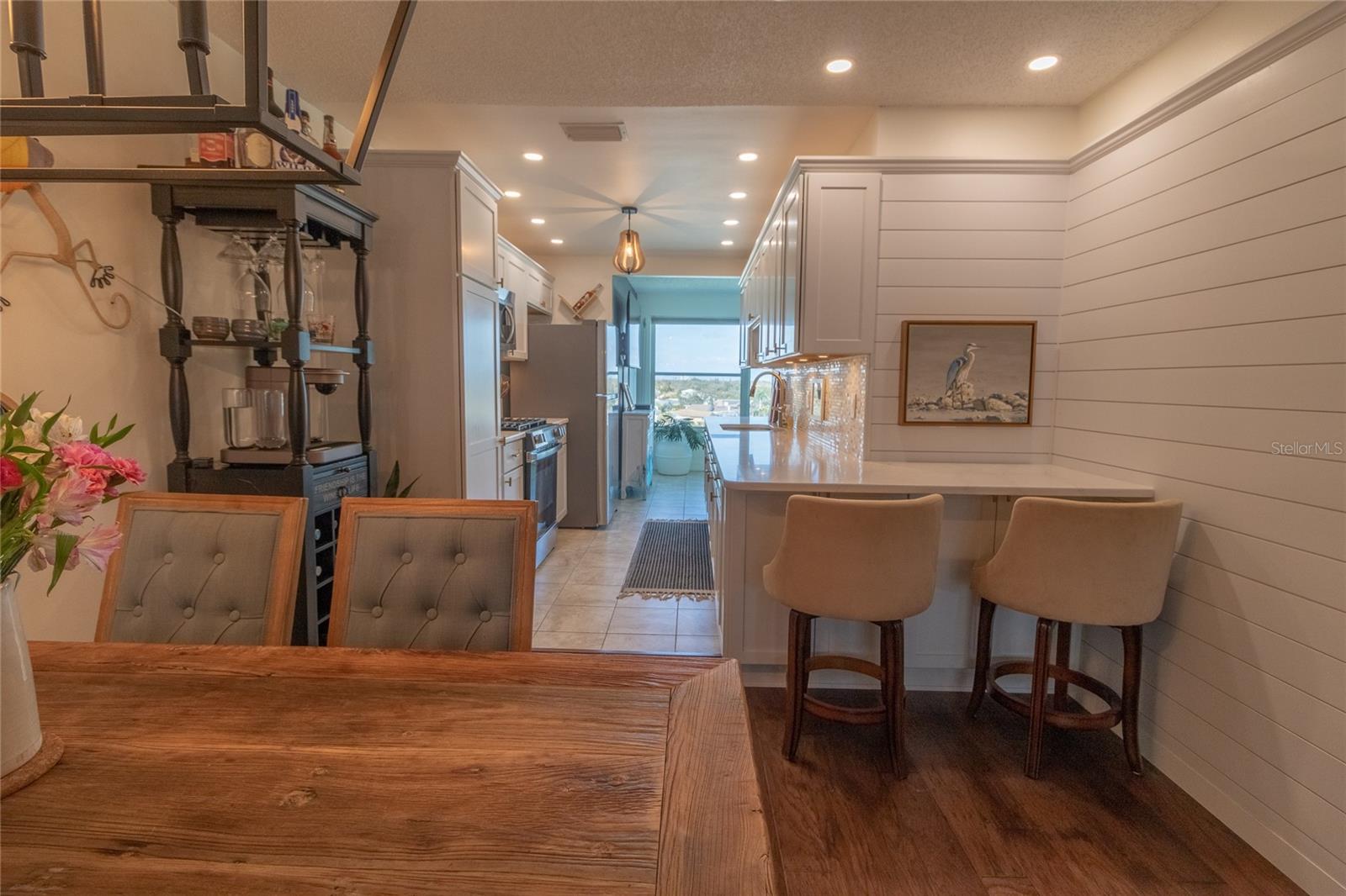 Listing photo id 5 for 6075 Shore Boulevard S 606